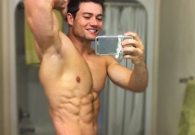 Connor tar et speil-selfie