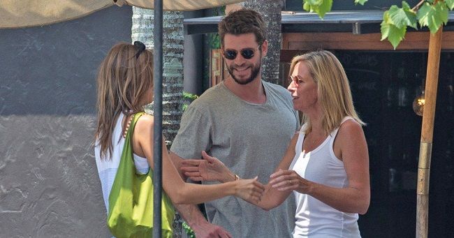 Liam Hemsworth introducerar sina föräldrar till modellen Gabriella