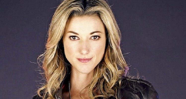 Zoie Palmer Bio, Age, wiki, Net Worth, Income, career, Education και Family.