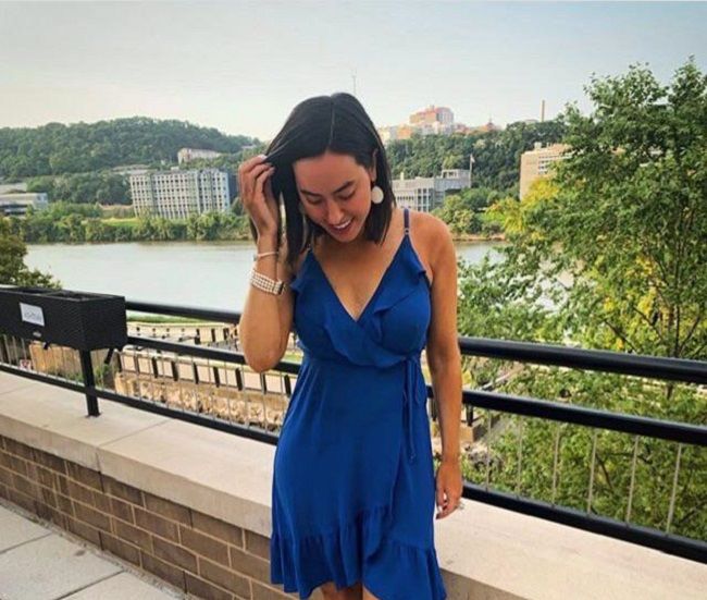 Katie Katro fica linda em um vestido azul