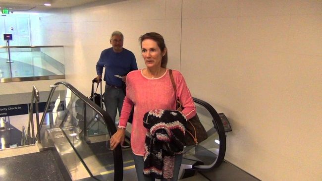 Julie Hagerty avgår på LAX Airport i Los Angeles