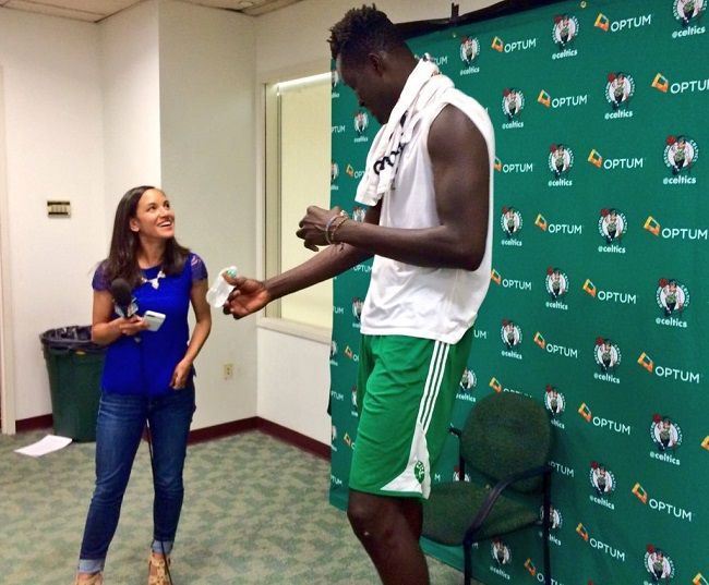 Abby con un jugador de los Celtics