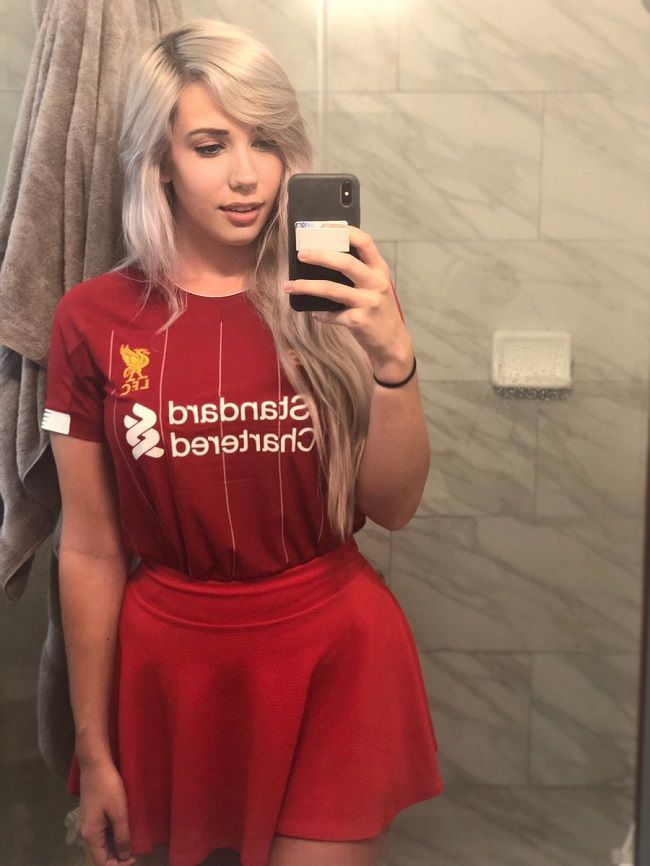 Alanah Pearce con una camiseta del Liverpool