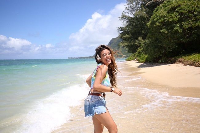 Η Adelaine σε μια παραλία στη Χαβάη