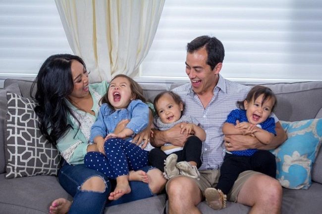 جودي ترافيس مع زوجها وبناتها الثلاث