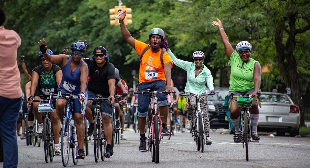 Kohalike kogukondadeni jõudmine liikumise kaudu: Purelements ’Bike East