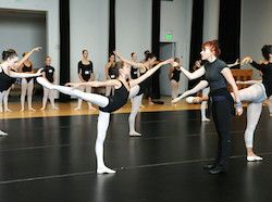 Josie Walsh predă la Joffrey Ballet School din San Francisco. Fotografie de Jody Q. Kasch.