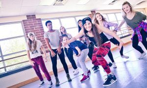 Leslie Scott so študentskými tanečníkmi. Foto s povolením YPAD.