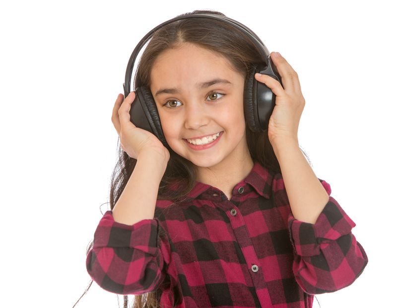 Dacă copiii nu înțeleg mesajul unei melodii, versurile sunt cu adevărat dăunătoare?