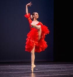 Bailarina compitiendo en la pista de ballet clásico en EDT, Foto de Herber Pelayo
