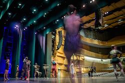 Bailarines en el escenario de un evento de EDT. Foto de Herber Pelayo.