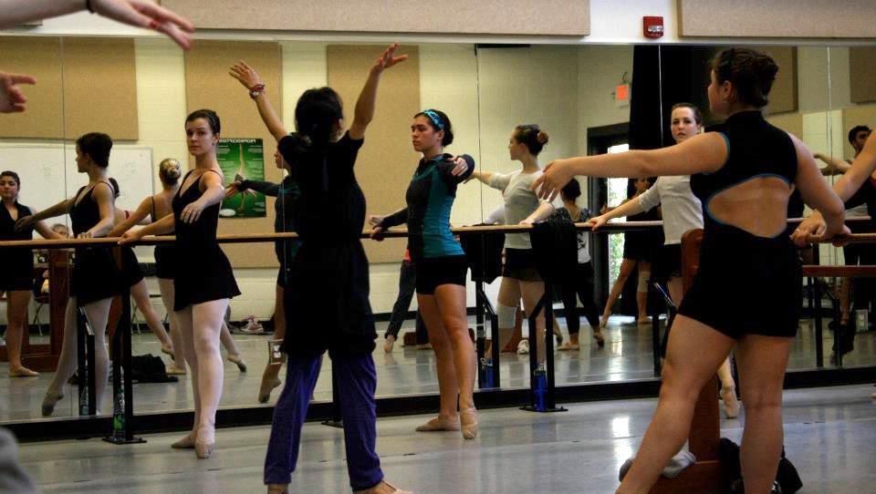Noriko Hara impartiendo una clase magistral del programa de danza de Elon College. Foto de Jen Guy Metcalf.