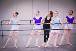 Misty Lown en la barra de ballet con estudiantes. Foto cortesía de Lown.