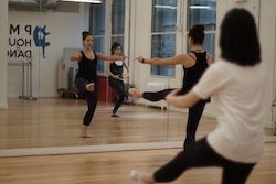 Alicia Kee enseñando en PMT House of Dance. Foto de Ayelet Pasternak.