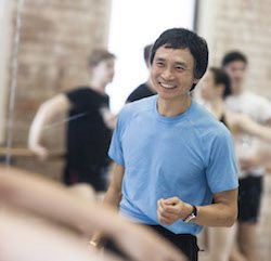 Kvinslando baleto meno vadovas Li Cunxinas. Christiano Tigro nuotrauka, sutinkama su Kvinslando baletu.