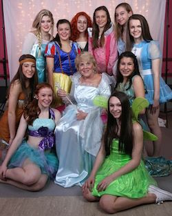 Tanečníci CK DanceWorks, oblečení ako princezné Disney, dobrovoľne venujú čas zbierke Otec a dcéra. Foto Cassie Williams.