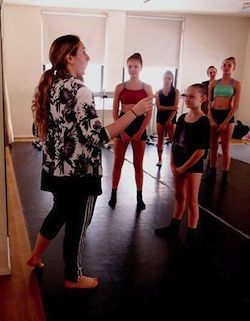Emily Bufferd geeft les aan de Joffrey Ballet School Summer Intensive