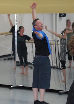 Vincas Greene ensinando dança a alunos da Universidade de Brenau. Foto cortesia de Greene