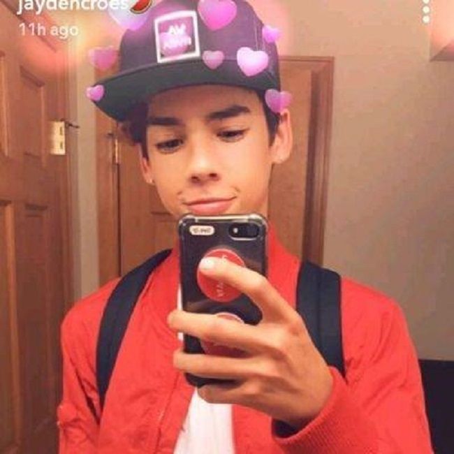 Jayden tar et speil-selfie