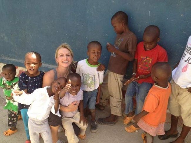 לורה עם ילדים אפריקאים