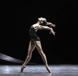 La bailarina principal del Pacific Northwest Ballet, Leta Biasucci, en la obra de David Dawson