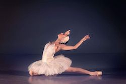 Kanādas Nacionālā baleta galvenā dejotāja Sonija Rodrigesa uzstāšanās laikā