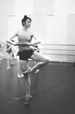 Tidligere Boston Ballet Principal Dusty Button under en ballett i City Master Class ved Kent State University. Foto av Alexis Ziemski.