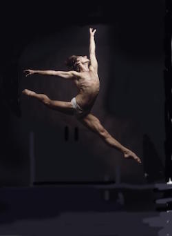 mužský baletný tanečník skákajúci