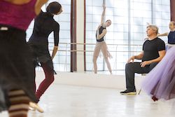 Choreografas Jurijus Possohovas studijoje, repetuodamas Atlantos baleto šokėjus