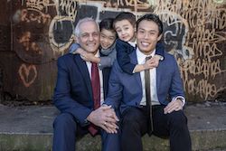John Lam (derecha) y familia. Foto de Alex Vainstein Foto.
