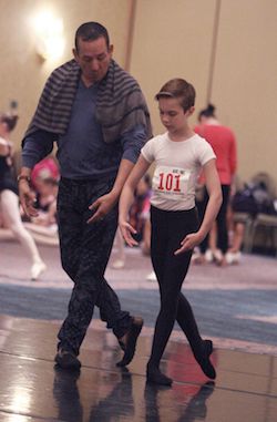 Claudio Munoz cu Brady Farrar, beneficiar al bursei HBA 2016, de la Stars Dance Studio. Fotografie de Scott Gill