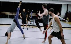 Dana Tai Al snel repeteert Burgess dansers. Foto door Matailong Du.