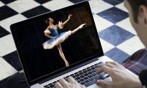 Ballerina op computer.