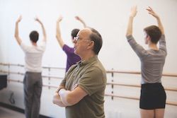 Lawrence Rhodes, director artistic al Diviziei de dans Juilliard, predă un curs de dans.