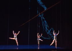 قام راقصو جوليارد بأداء BIPED لميرس كانينغهام على موقع Juilliard Dances Repertory في مارس 2015. تصوير روزالي أوكونور.