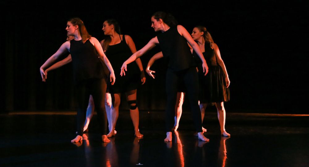 Esinemisruumid mitteprofessionaalsetele täiskasvanud tantsijatele: miks peaksid nad peatuma?