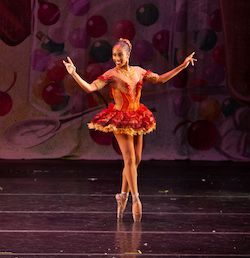 Karla Tyson kao Smeđi šećer u baletničkom