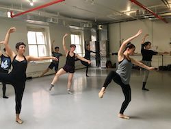 Bethany Mitchell underviser på NYC $ 5 Community Ballet.
