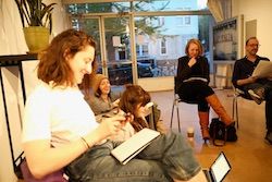 Groupe de lecture de la philosophie de la performance. Photo de Kathryn Butler.