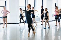 Dawn Hillen이 브로드 웨이 댄스 센터에서 발레 수업을 이끌고 있습니다.
