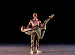 الرقص المعاصر لدوائر الظلام في عمل غابرييل لامب. تصوير شارين برادفورد.