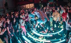Присъстващите на Daybreakers SF танцуват призори на първото в света когнитивно танцово парти. Снимката е предоставена от IBM.