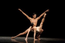 Tichomorskí severozápadní hlavní tanečníci baletu Lindsi Dec a Karel Cruz v skupine Jiřího Kyliana
