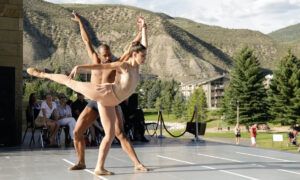 นักเต้น BalletX Francesca Forcella และ Gary Jeter ใน Jorma Elo