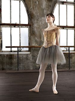 Tiler Peck como la pequeña bailarina. Fotografiado por Matt Karas.