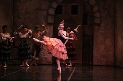 Шарън Уенер от балет в Колорадо в Дон Кихот. Снимка на Тери Шапиро