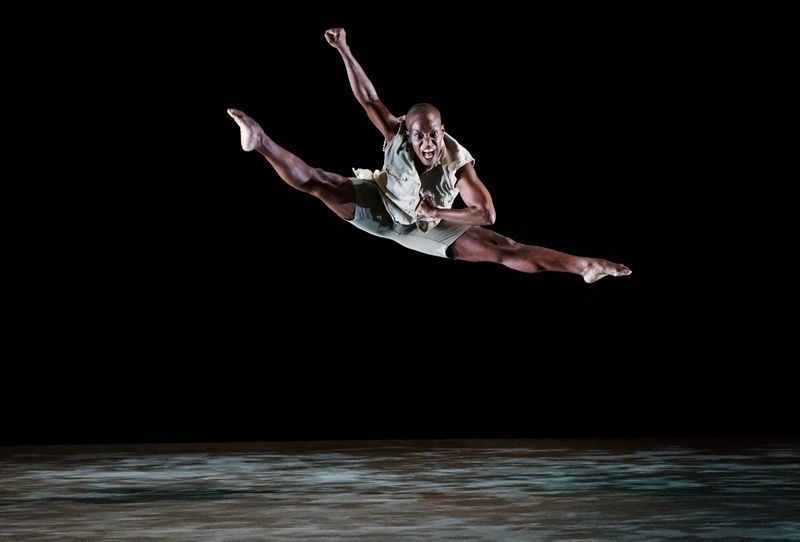 Надежда Бойкин: Излъчваща сила в Американския танцов театър Алвин Ейли