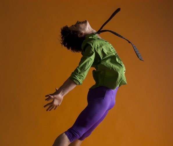 Brian Mengini: Φωτογραφίες χορού για αιτία