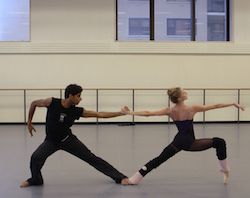 Tanečníčky BalletX Francesca Forcella a Gary Jeter v Jorma Elo