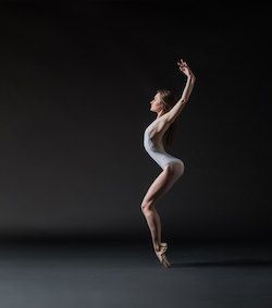 Sheena Annalise, directora artística de Arch Ballet. Foto de Steven Vandervelden.
